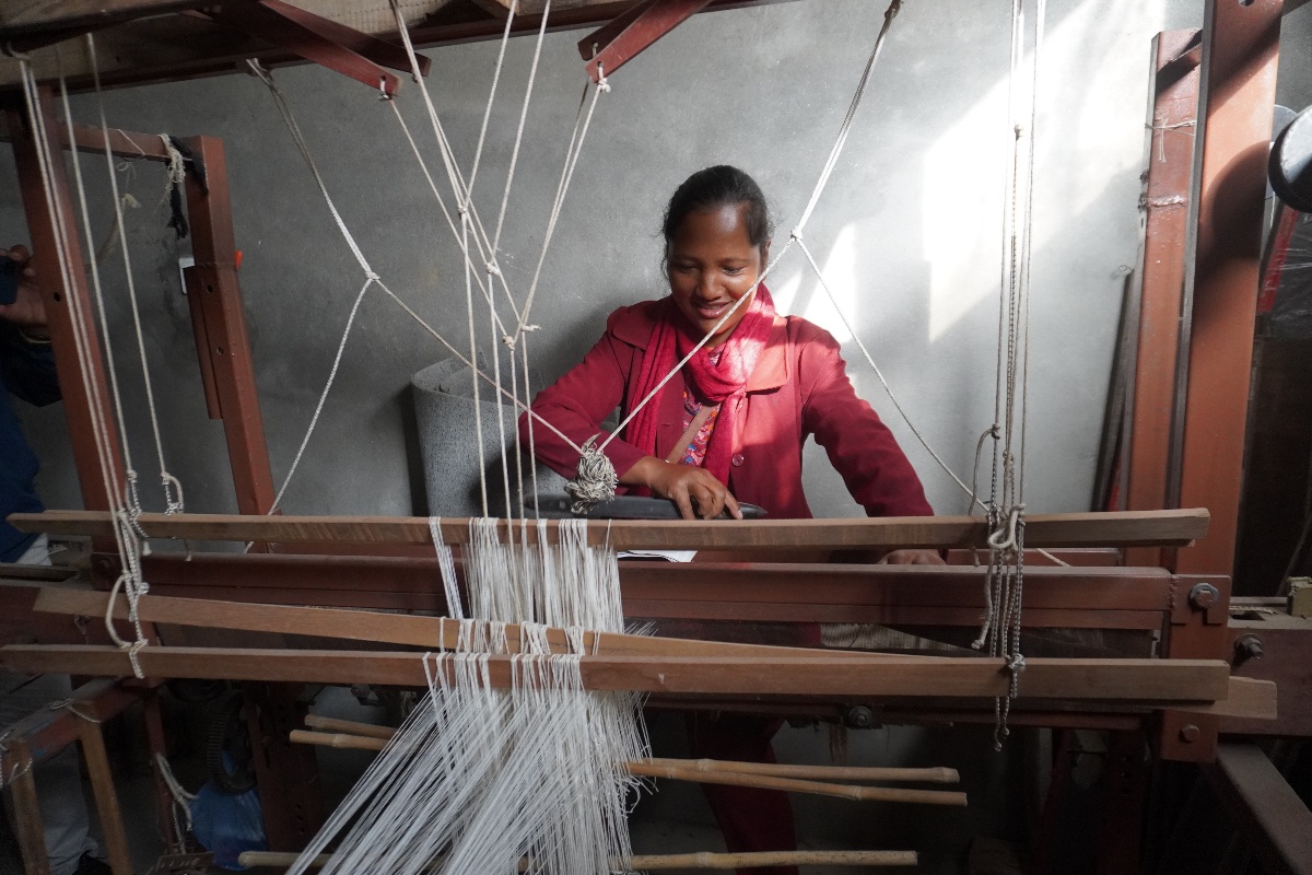 सिस्नोबाट कपडा बुनेर स्वरोजगार बन्दैछन् दामनका महिला