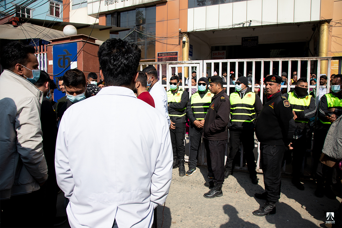 केयूको पत्रलाई बेवास्ता गर्दै केएमसी, चिकित्सक आन्दोलन थप चर्किंदै (भिडियोसहित)