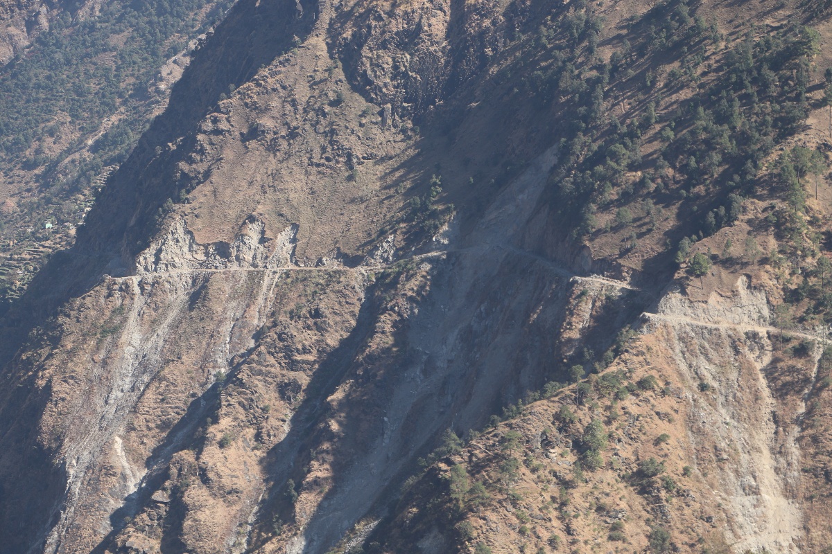 दार्चुला–टिंकर सडक निर्माण:  दुईतिरबाट काम गर्दै सेना