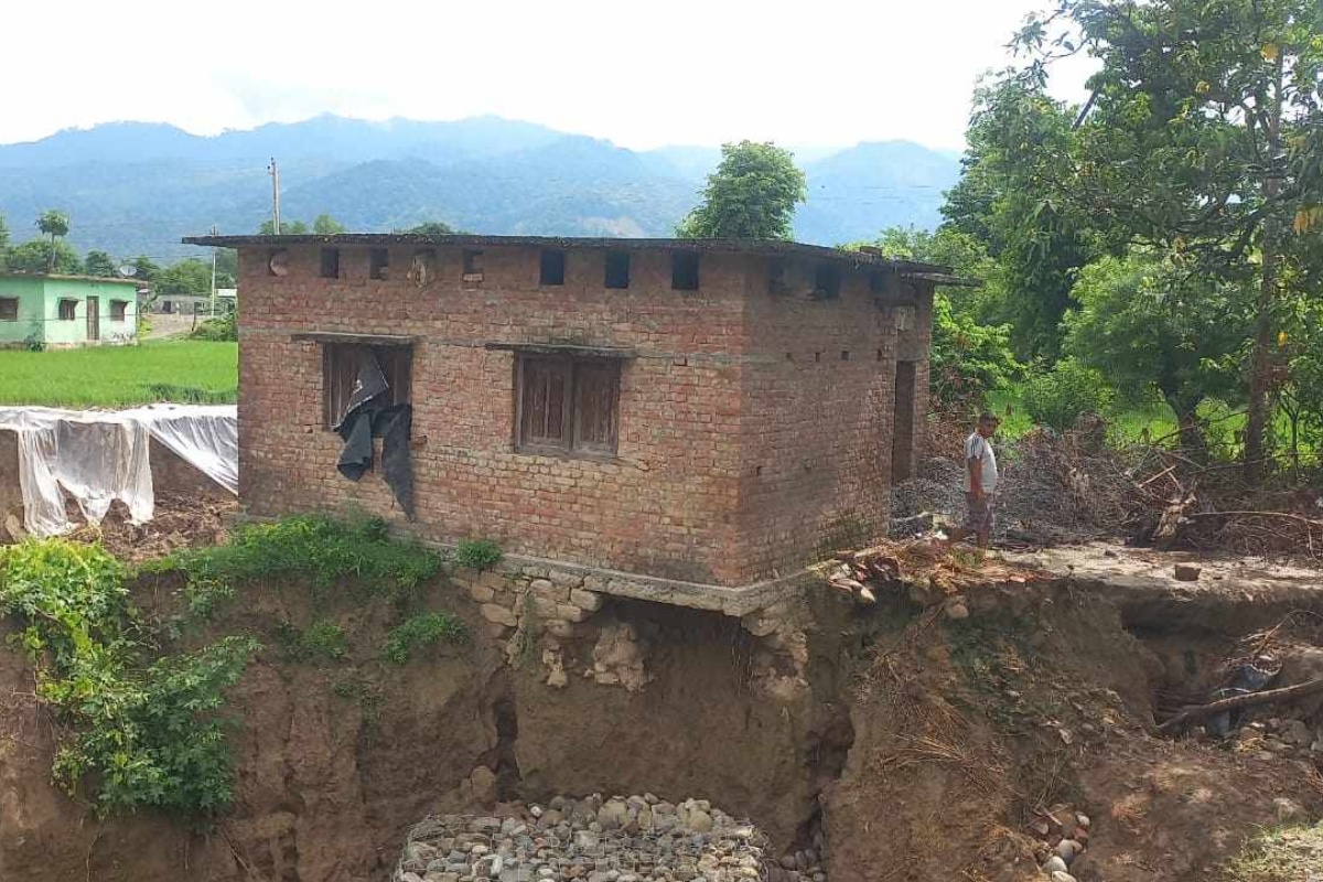 भीमदत्तका दर्जन घर कटानको जोखिममा