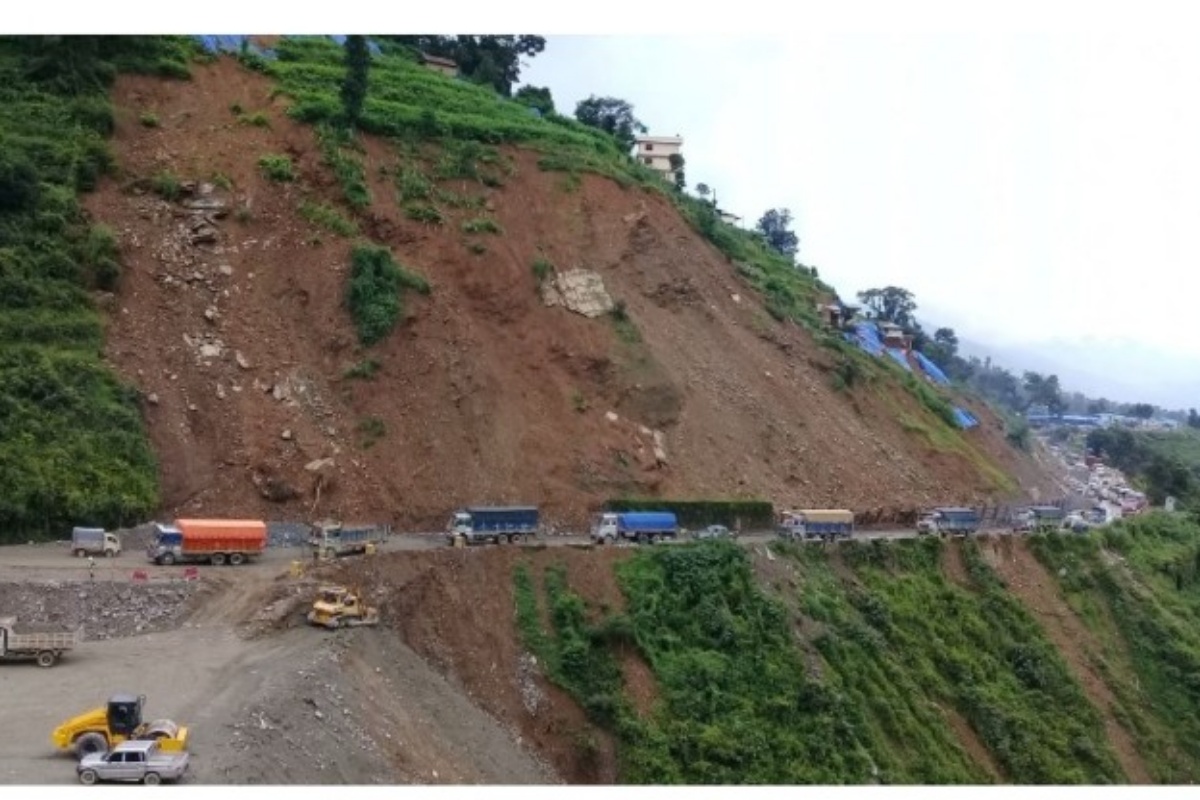 नागढुंगा नजिक पहिरो खस्यो, यातायात सेवा अवरुद्ध