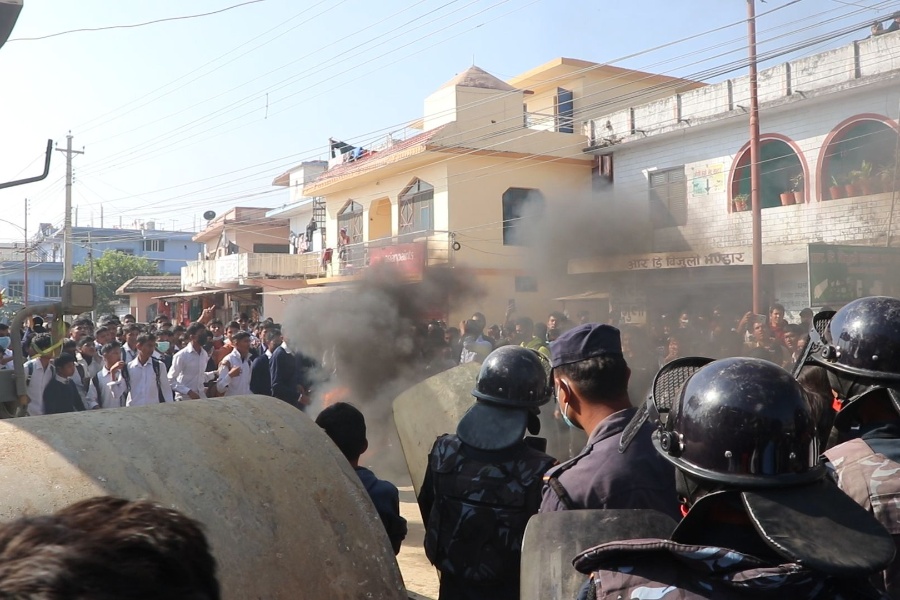 ग्रेडरको ठक्करबाट बालिकाको मृत्यु, धनगढी तनावग्रस्त