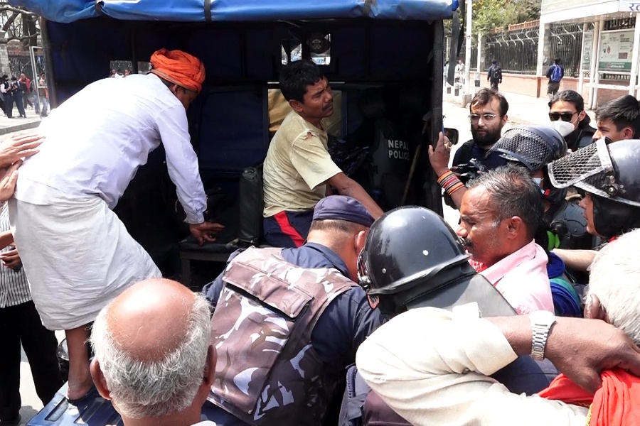 ३० मिटरब्याज पीडित प्रहरीको नियन्त्रणमा, पीडित भन्छन्– झण्डामा लौरो रहेको भन्दै प्रशासनले प्रदर्शन रोक्यो