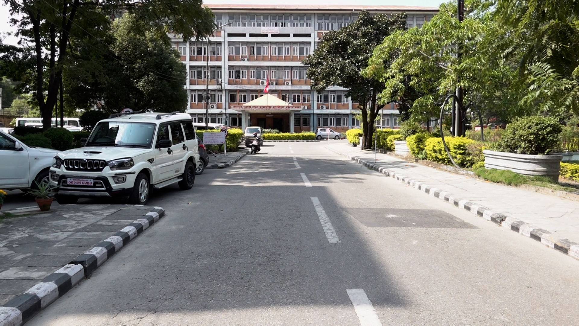 दशैँ बिदापछि खुले सरकारी कार्यालय, सुनसान सिंहदरबार (तस्वीरहरू)