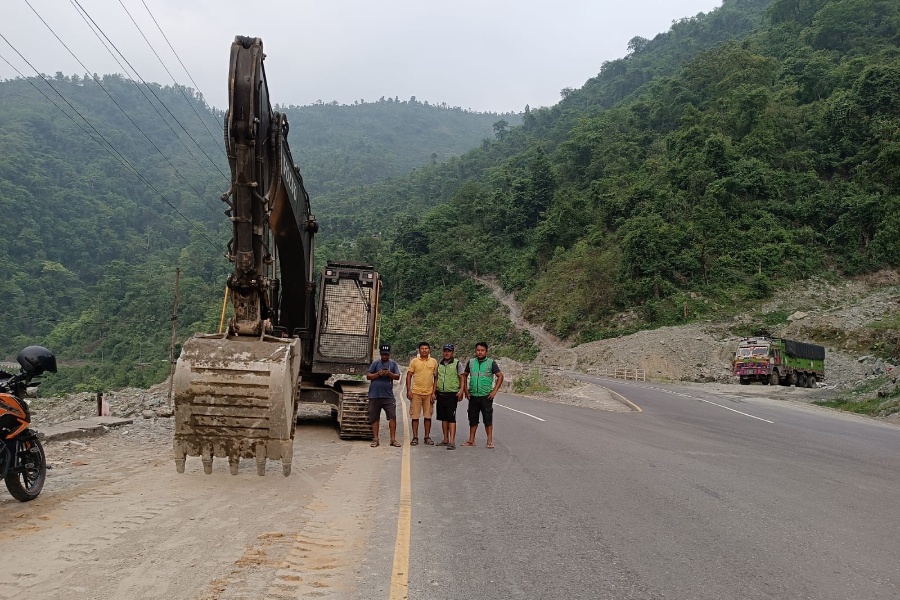 पहिरो पन्छाएपछि पुन: सञ्चालनमा आयो पृथ्वी राजमार्ग