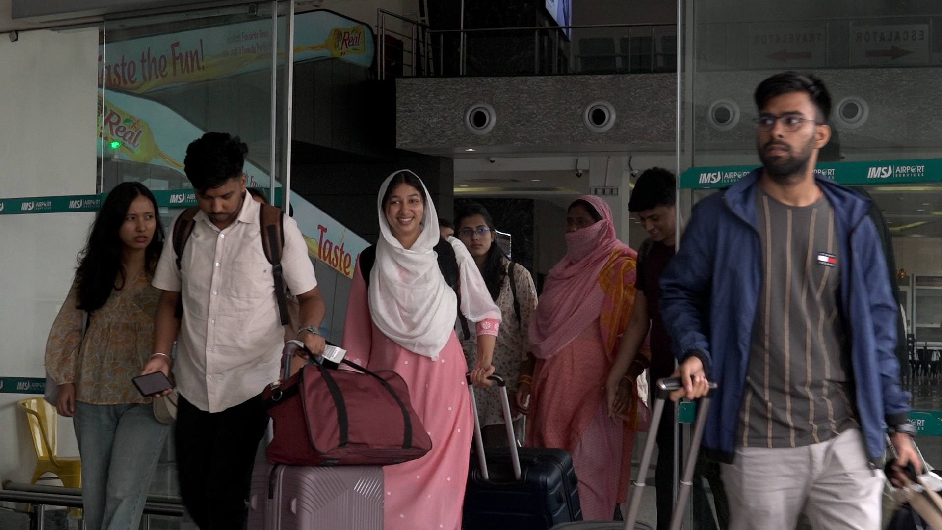 बांग्लादेशबाट काठमाडौँ आइपुगेका विद्यार्थी भन्छन्– स्थिति असहज छ