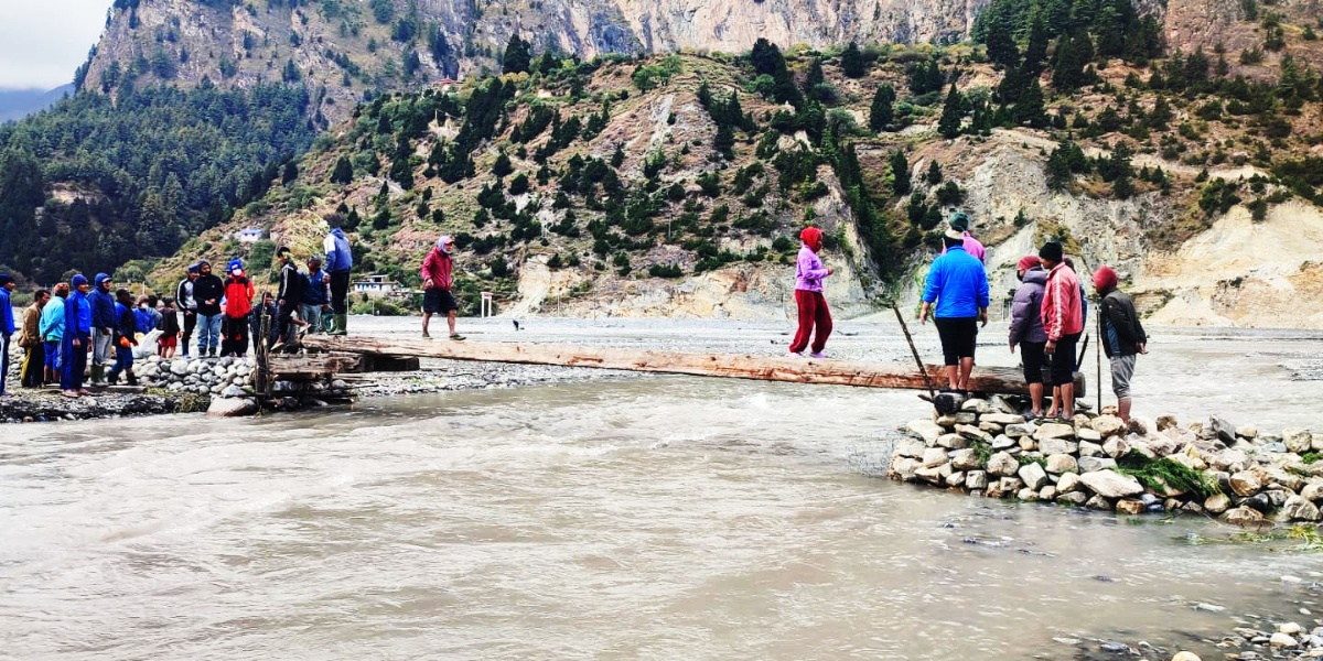 कालीगण्डकीमा पुल नहुँदा फट्केबाट जोखिमपूर्ण यात्रा