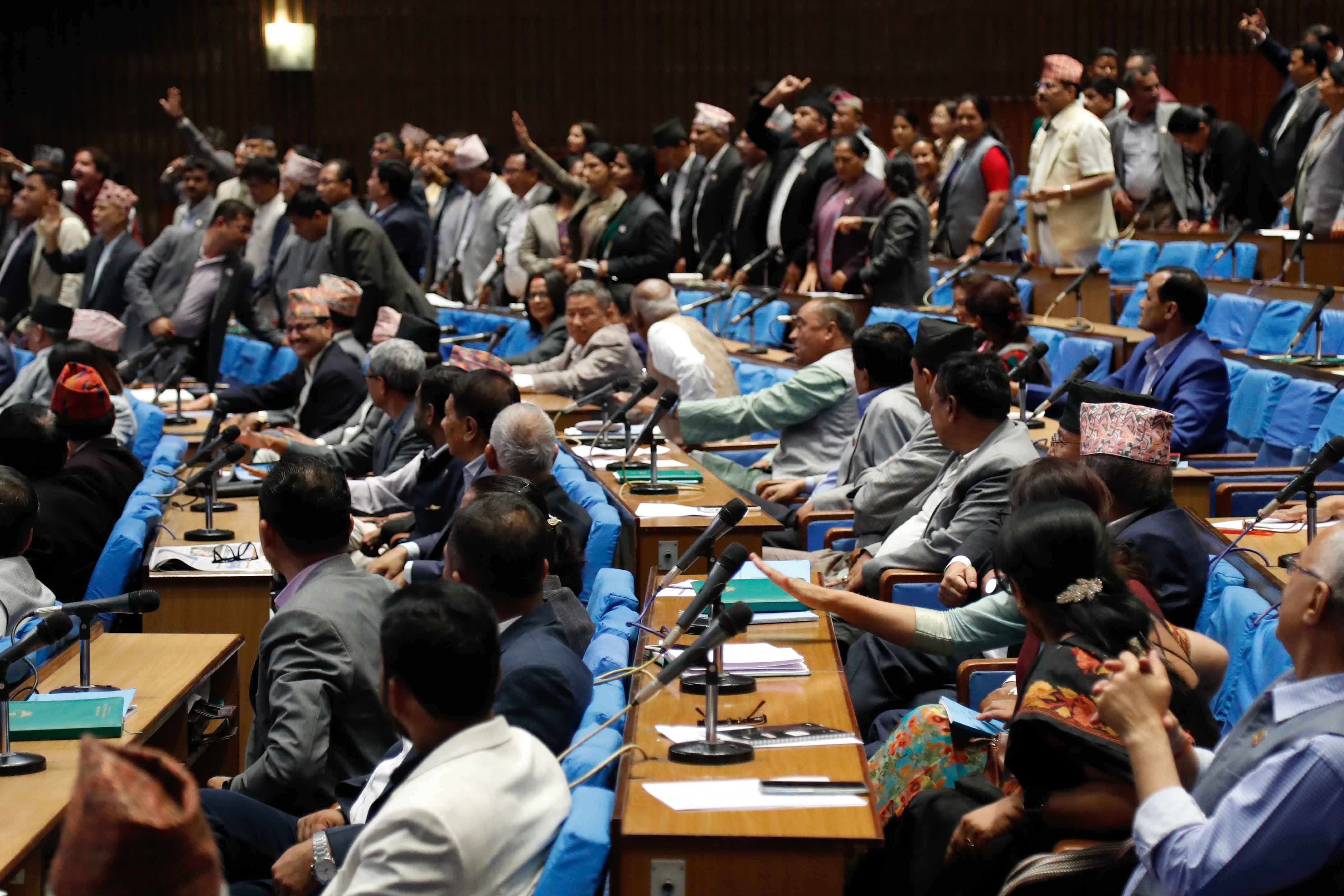 सांसद शिशिर खनालले 'प्रधानमन्त्री भैँसी चढेर आएको' भनेपछि प्रतिनिधिसभामा नोकझोक