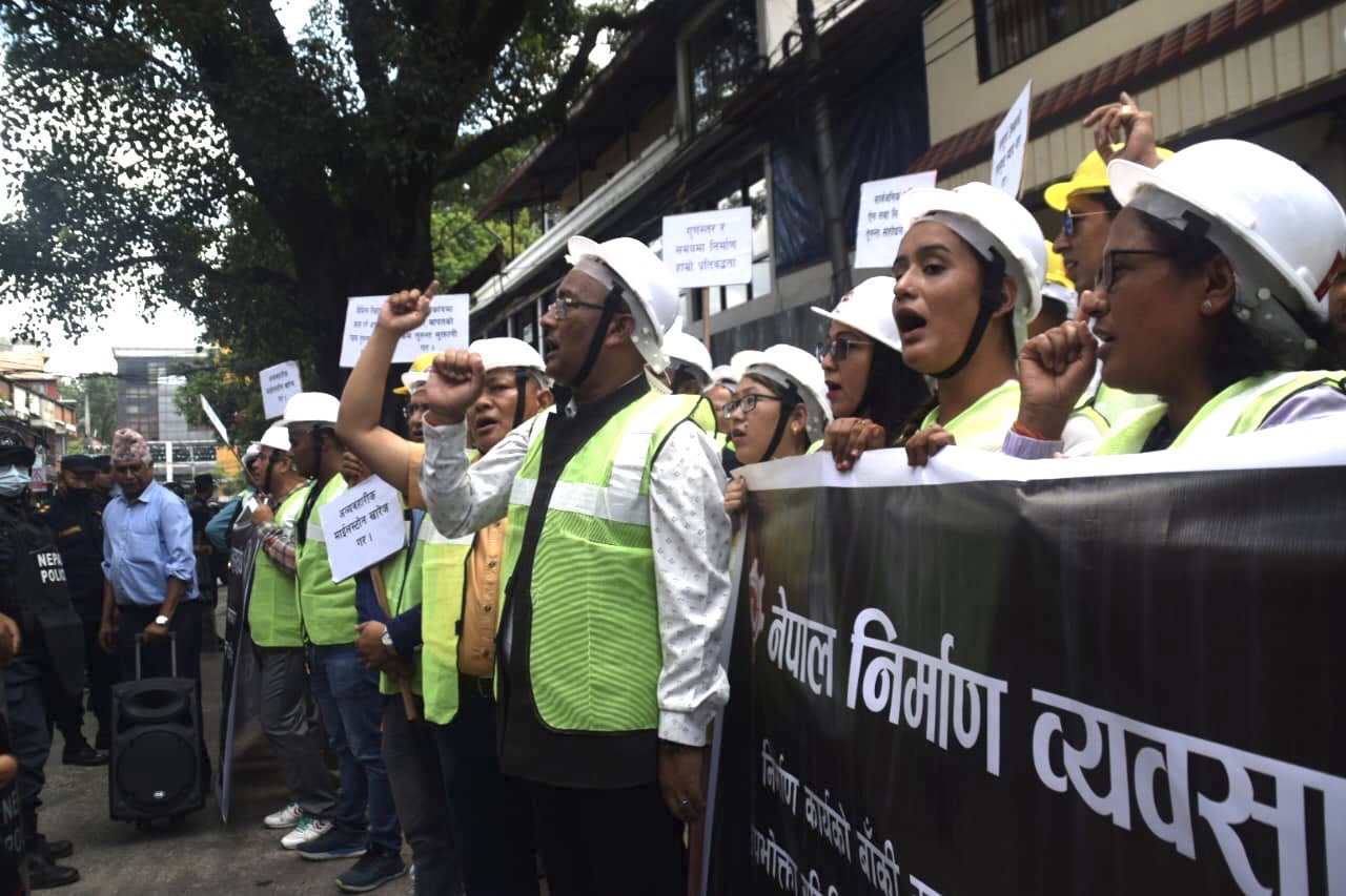 रकम भुक्तानी माग गर्दै बालुवाटारमा निर्माण व्यवसायीको प्रदर्शन