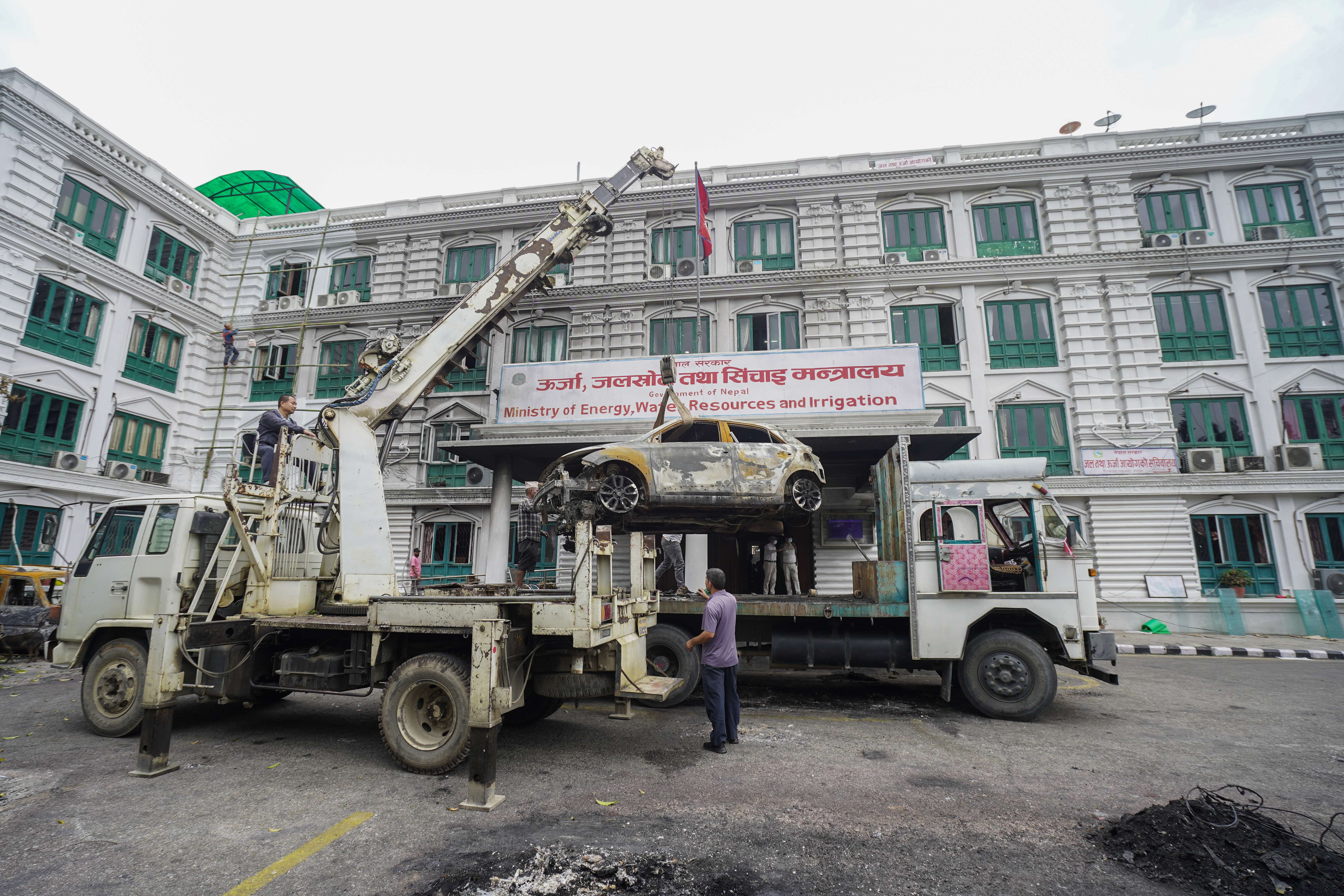 ‘जेनजी’ आन्दोलनमा जलेका सवारीसाधन सिंहदरबारबाट हटाइँदै