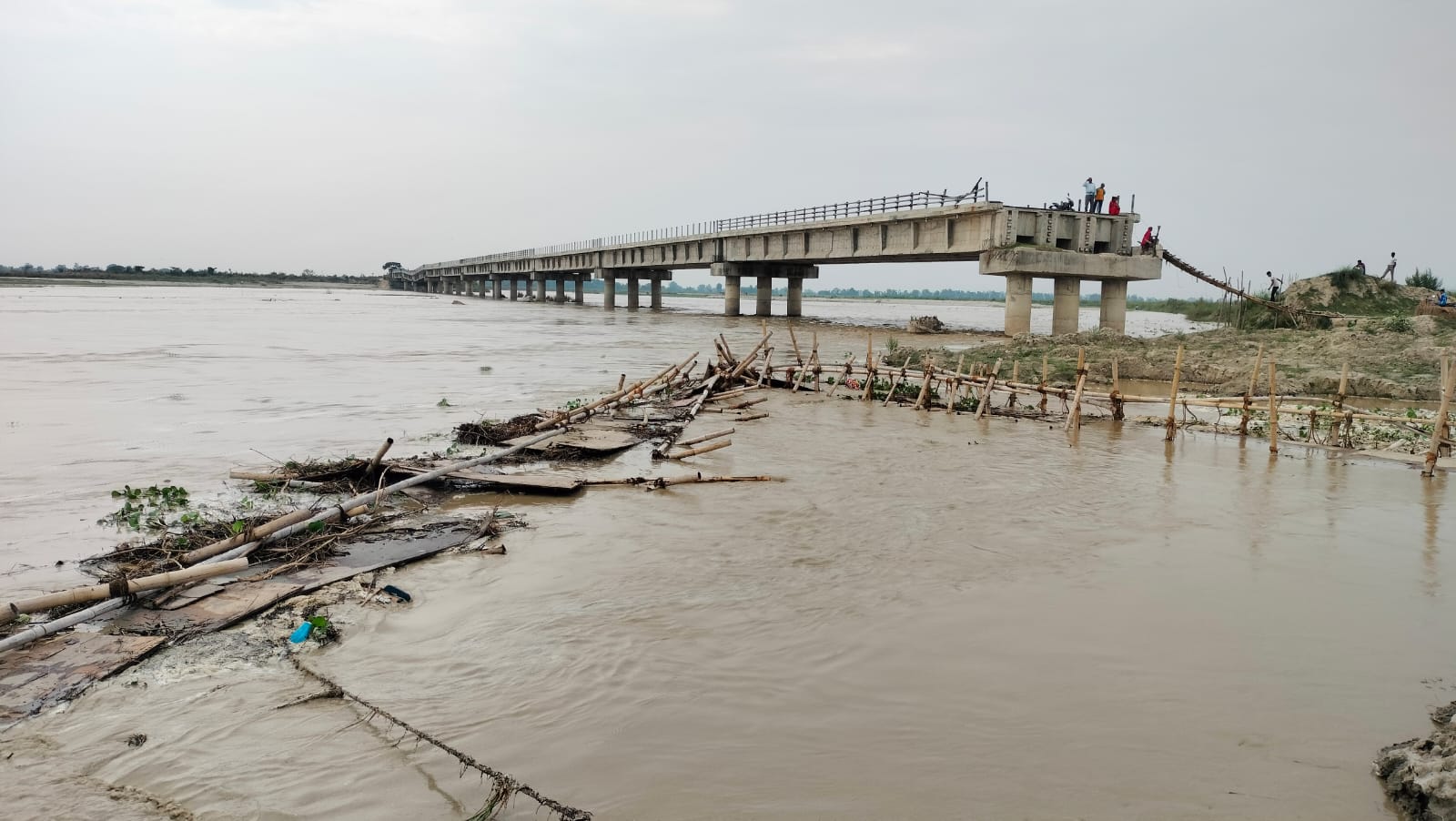 बाढीले बगायो कमलाको काठेपुल, जोखिम मोलेर आउजाउ गर्दै स्थानीय