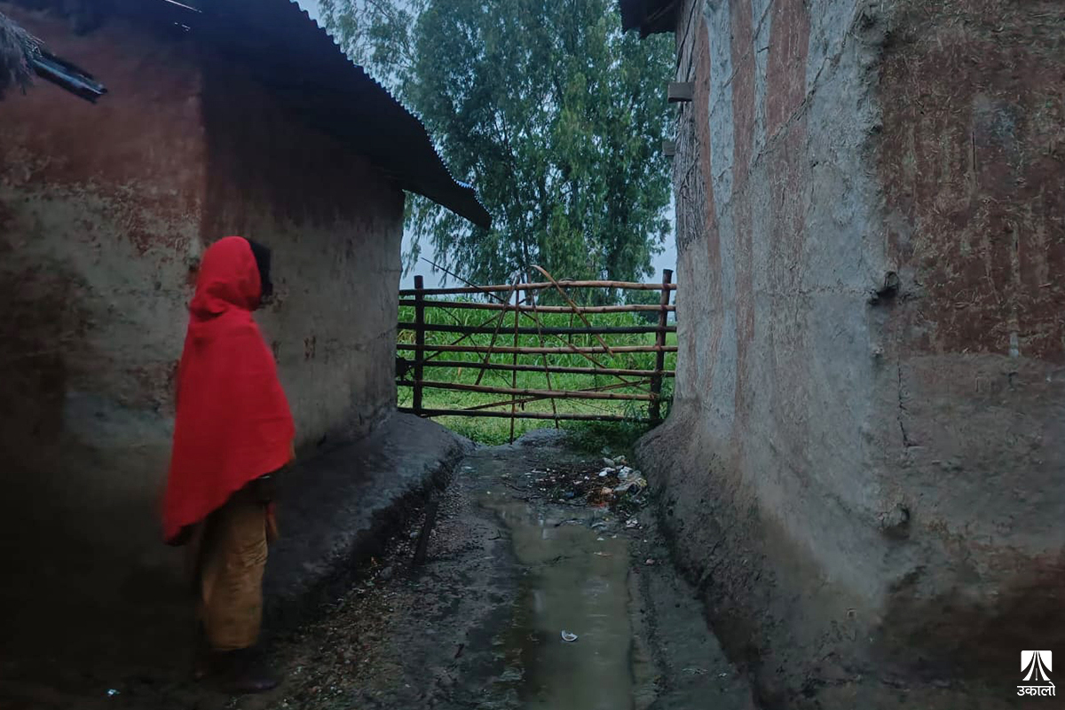 साहुको नाकाबन्दीमा मुसहरीः बाटोमा बार, चापाकल नचल्ने बनाएर पानी बन्द