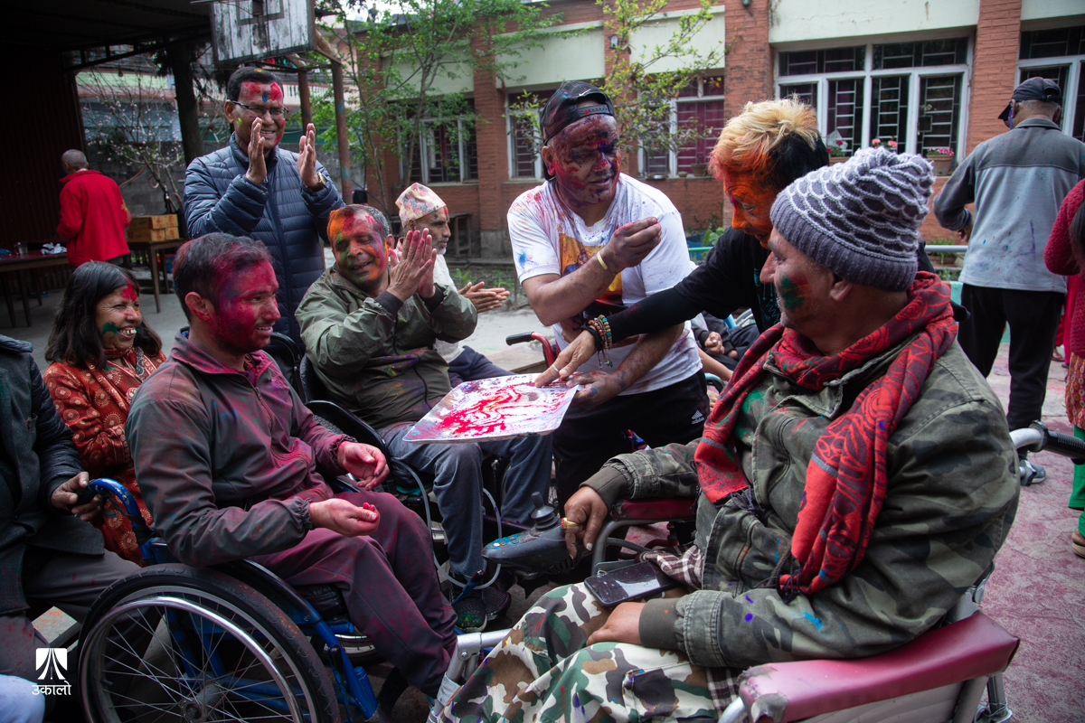 अपांगता भएकाहरूको होली : कोही बसेरै रमाए, उठ्न सक्ने नाचेर (तस्वीरहरू)