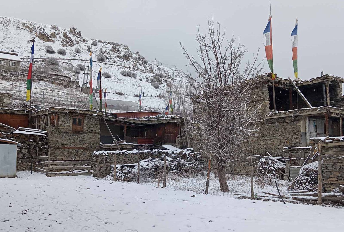 मनाङमा यस वर्षकाे पहिलो हिमपात