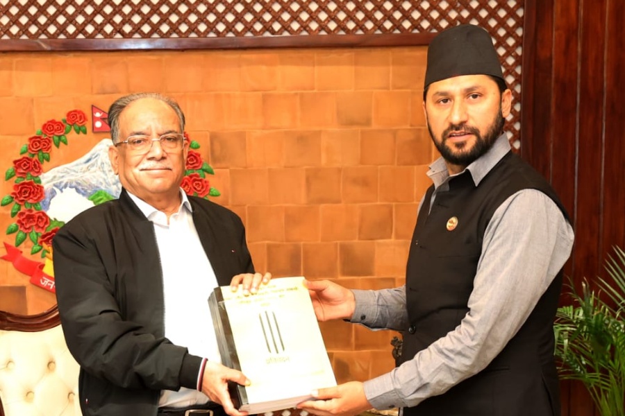 गृहमन्त्रीले प्रधानमन्त्रीलाई बुझाए सुन तस्करी जाँचबुझ आयोगको प्रतिवेदन