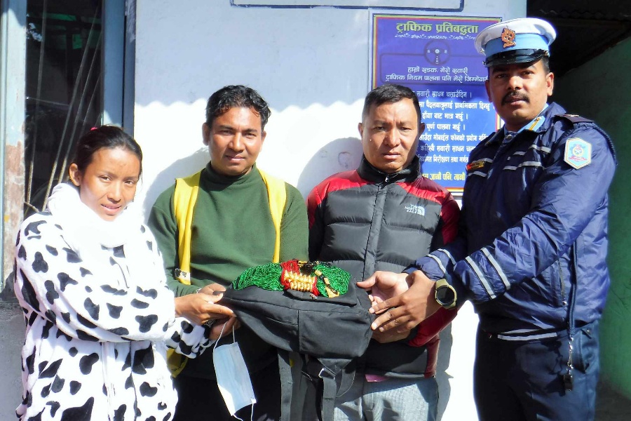 हराएका ४० लाख बराबरका सामान प्रहरीद्वारा हस्तान्तरण