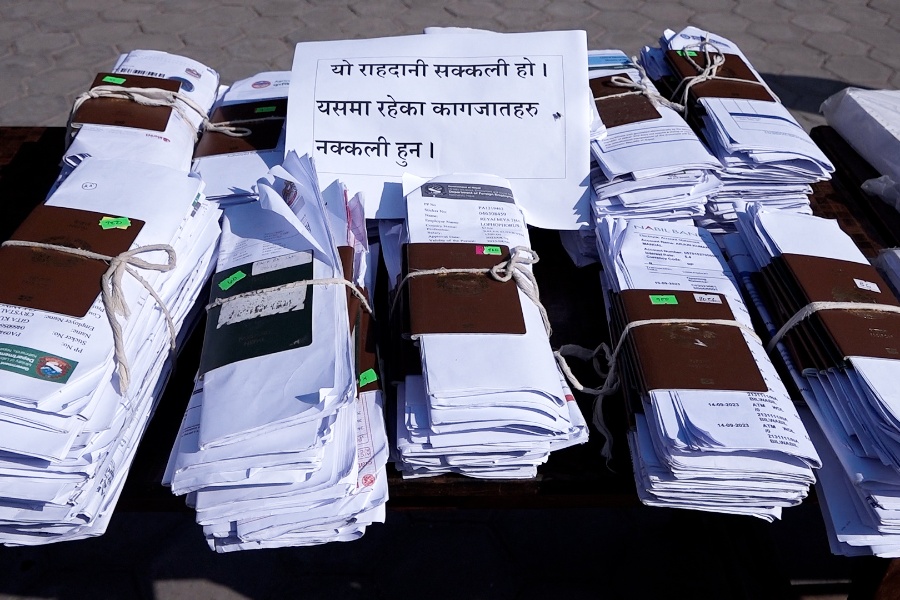 नक्कली कागजात बनाउने गिरोहमा संलग्न १० जना पक्राउ