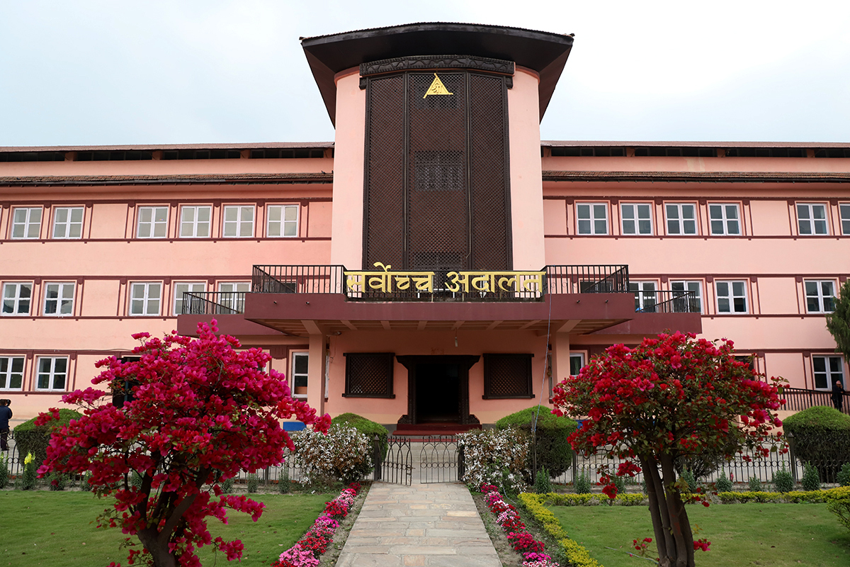 ५२ पदाधिकारीविरुद्धको मुद्दामा सर्वोच्चमा बहसः कार्यकारीले आफैंलाई शक्तिशाली बनाउने गरी कानून ल्याउन मिल्छ?