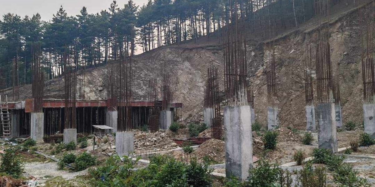 ठेकेदारले काम छाडेर भागेपछि रामेछापमा अस्पताल भवन अलपत्र 