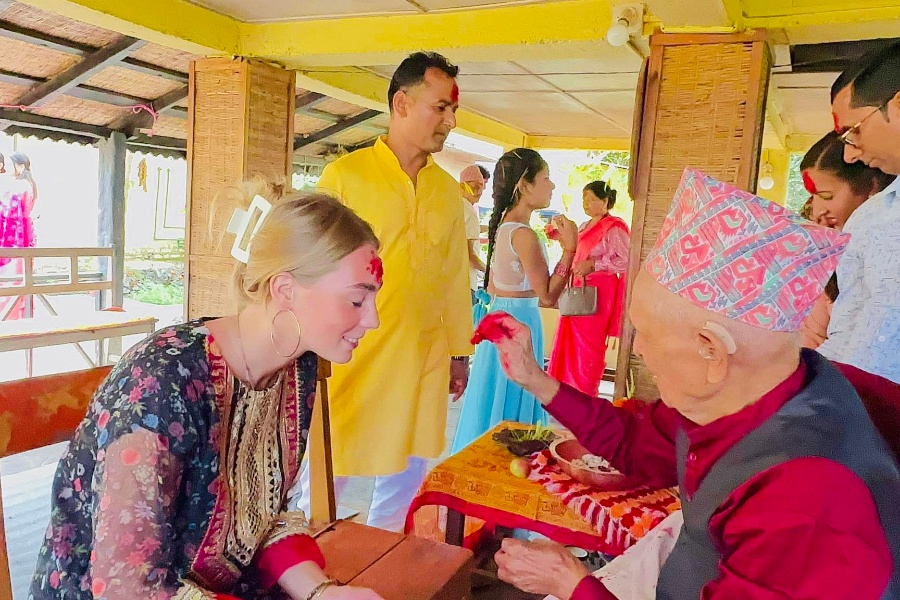 सौराहामा विदेशी पर्यटकले मनाए दशैँ, टीका र जमरा थाप्न पाउँदा दंग