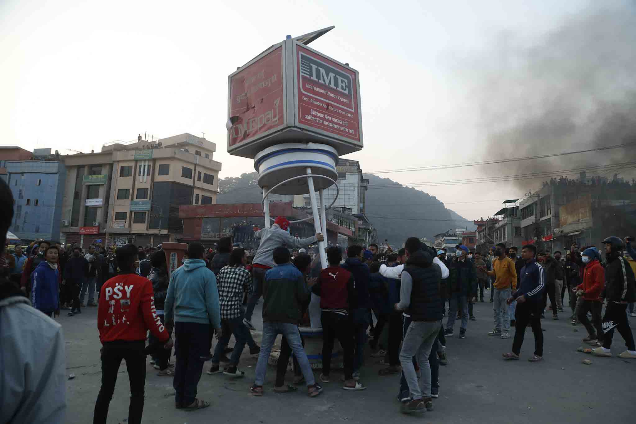 लोत्से मल तोडफोड र गाडी आगजनी घटनामा ४० जनामाथि प्रहरीले थाल्यो अनुसन्धान