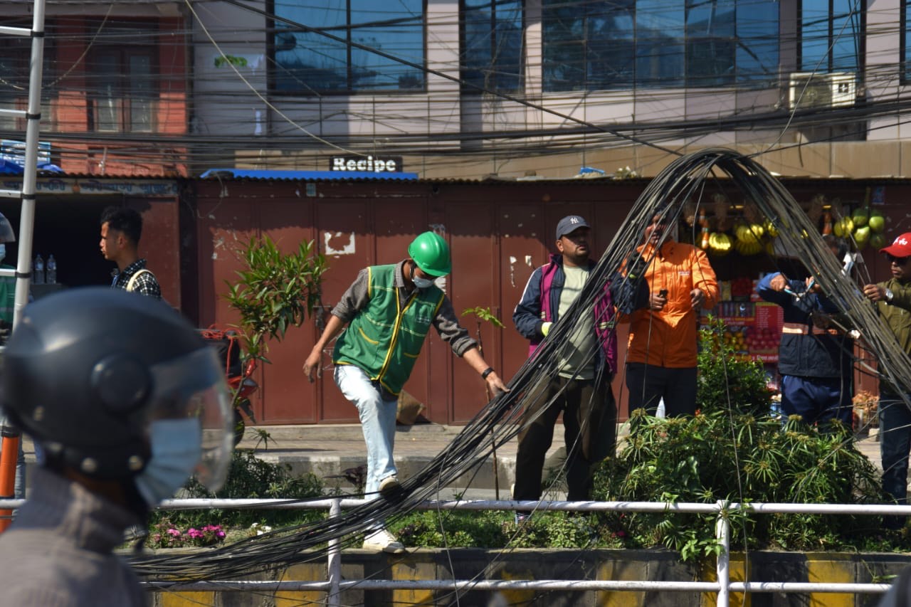 काठमाडौँ महानगरले निकाल्यो माइतीघर मण्डल र नयाँ सडक क्षेत्रका अव्यवस्थित तार