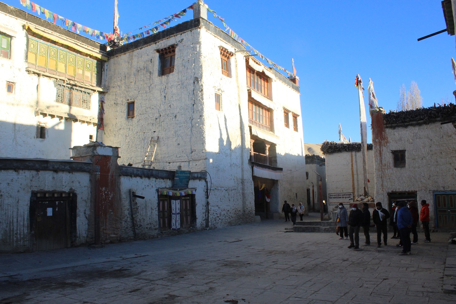 सडक र गल्लीमा ढुंगा छापेर चिटिक्क पारियो लोमान्थाङ