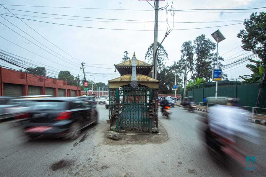 सडक छेकेर किन ठिंग उभिइरहेका छन् देवता?