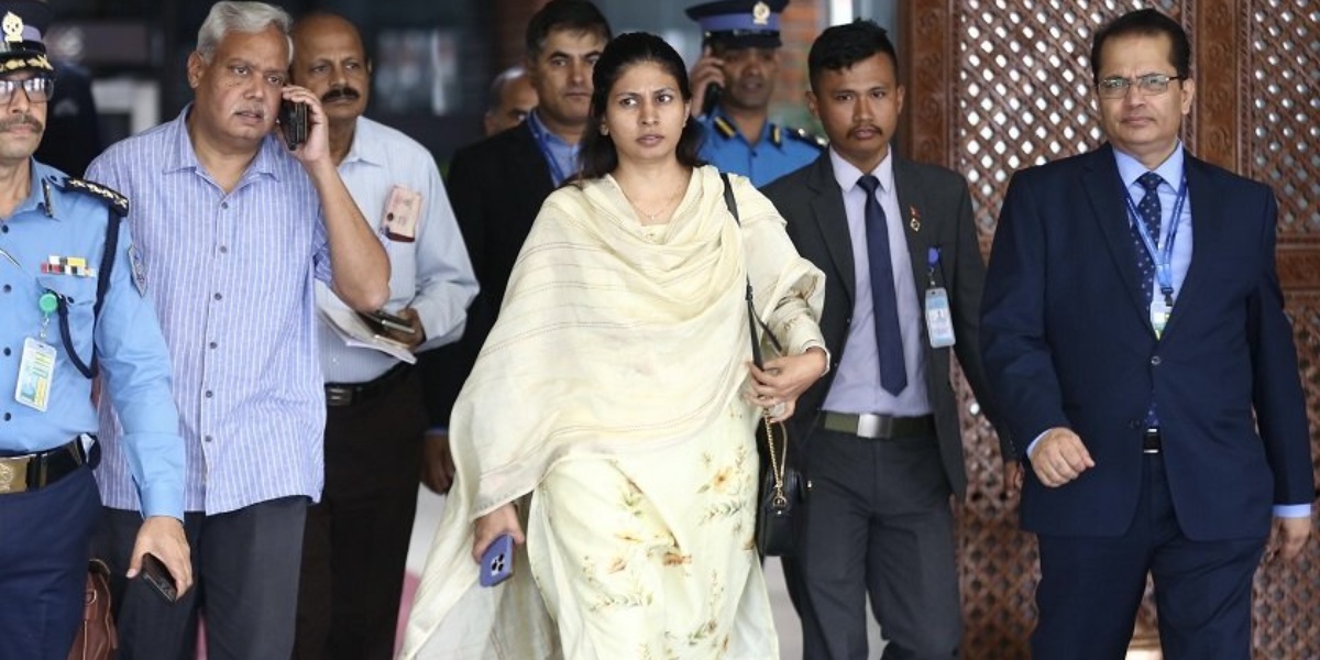 आँबुखैरेनी बस दुर्घटनाका घाइते भेट्न भारतकी युवा राज्यमन्त्री काठमाडौँमा 