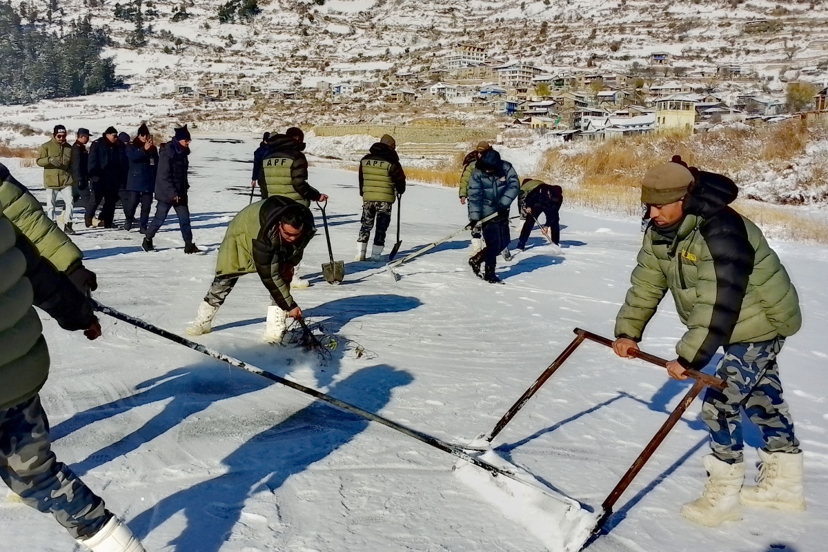 सिमकोट विमानस्थलमा हिउँ पन्छाएर हवाई सेवा सञ्चालन