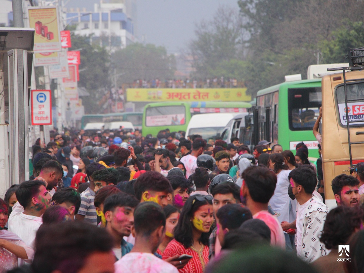 होली खेल्न वसन्तपुर पुगेकाहरूलाई वासस्थान फर्किने हतारो (तस्वीरहरू)