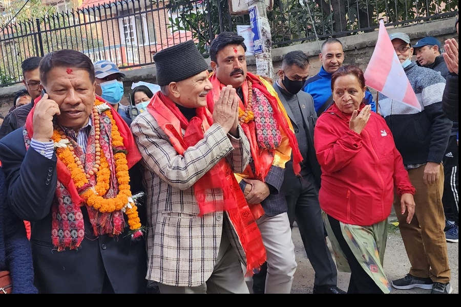 प्रकाशमानको घरदैलोमा भाेट माग्दै बाबुराम 