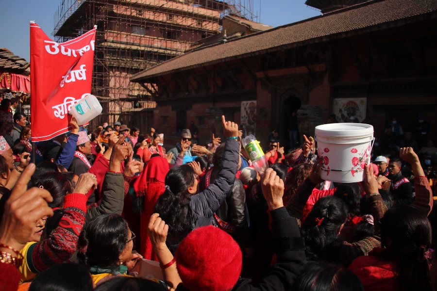 पाटनमा मेलम्चीको पानी वितरणको माग गर्दै रित्तो भाँडा देखाएर प्रदर्शन