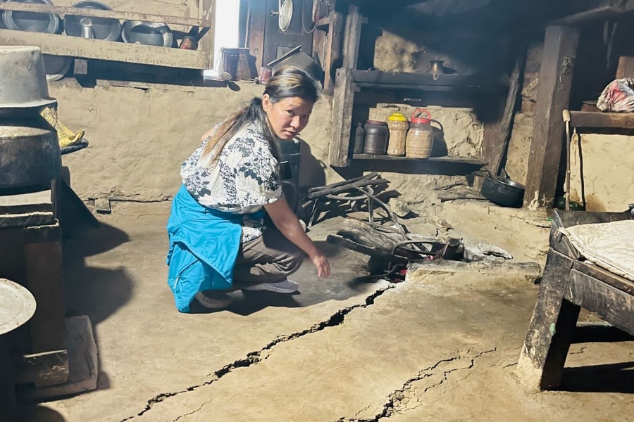 जमिन भासिन थालेपछि पहिरोको जोखिममा गोरखाको खानीगाउँ