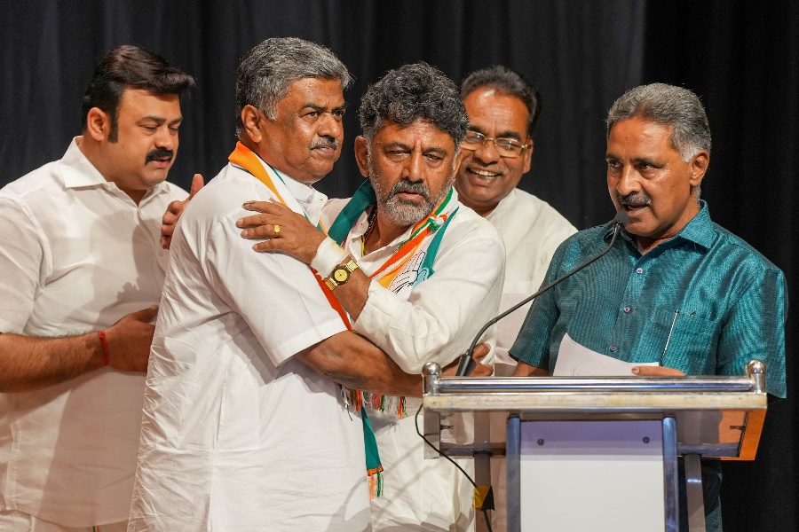 कर्नाटकमा कांग्रेसलाई बहुमत, भाजपा ६५ सिटमा खुम्चियो 