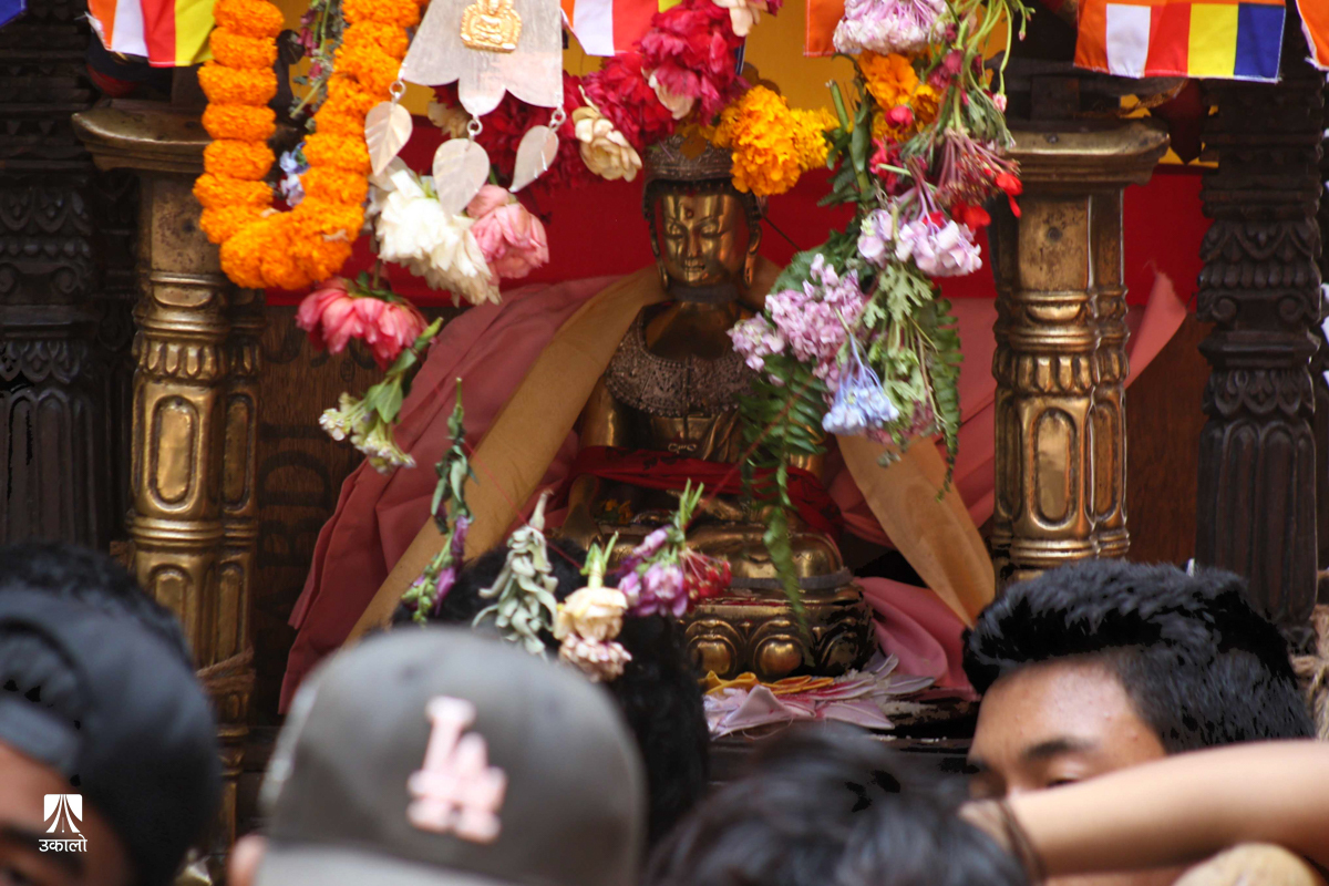 बुद्ध प्रतिमाको नगर परिक्रमा (तस्वीर)