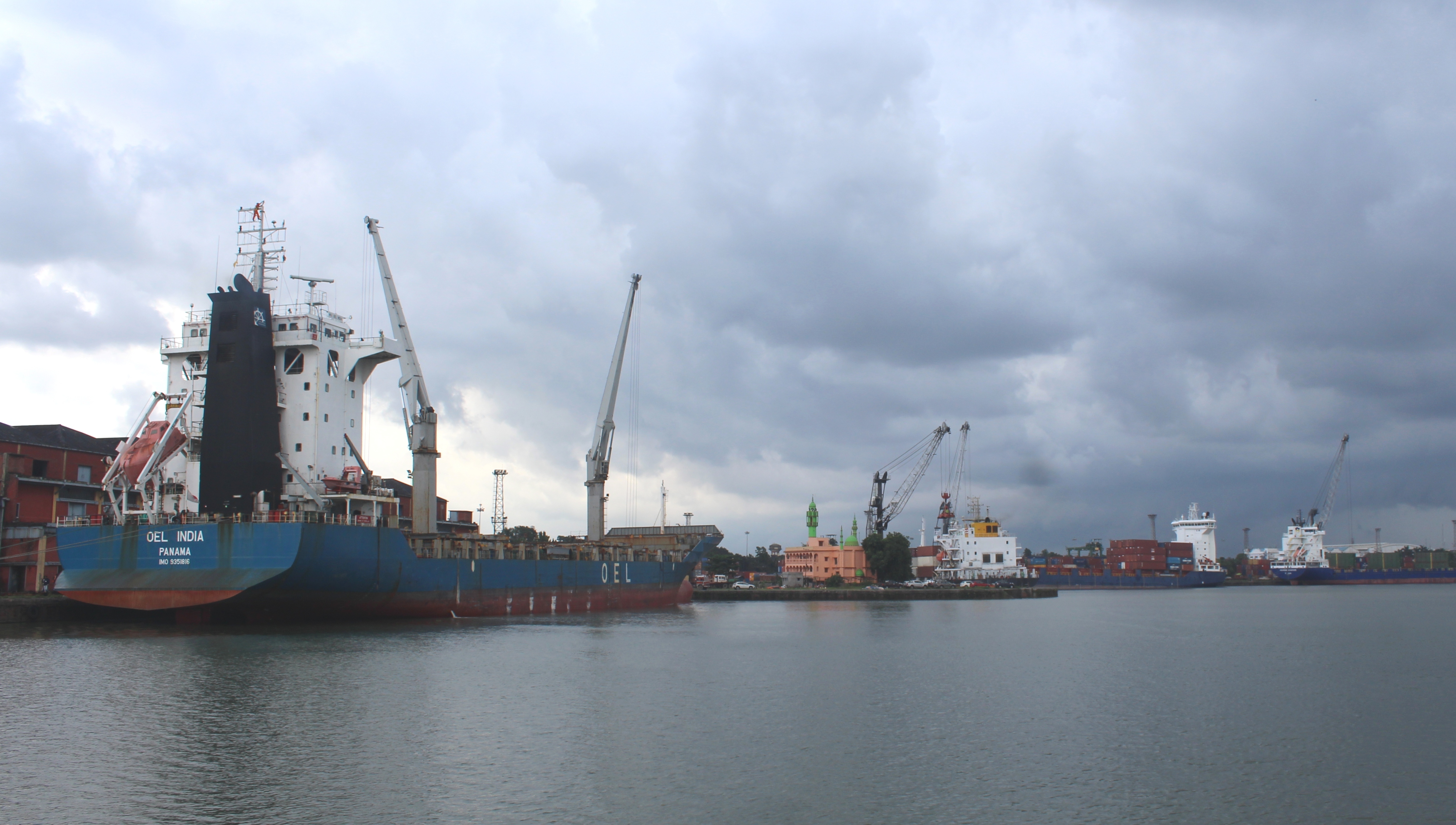 तेस्रो मुलुकबाट हुने आयात घट्यो, के हुन्छ बजार भाउ?