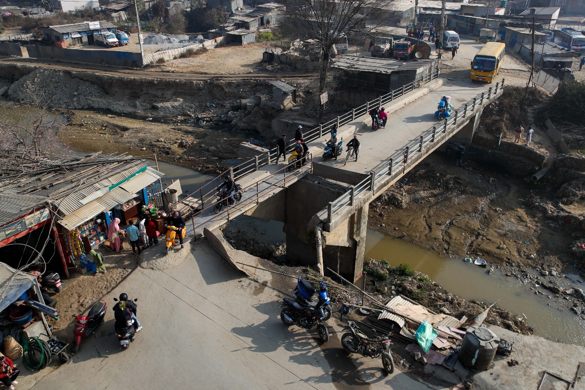 नख्खुडोल पुल मर्मत नहुँदा जोखिमपूर्ण यात्रा [तस्वीरहरू]