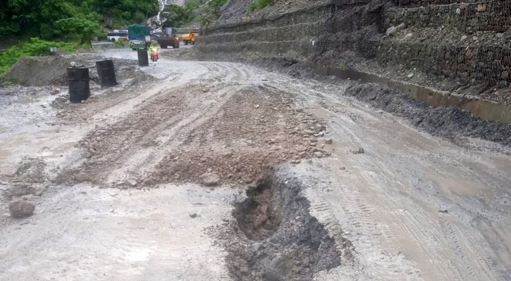 बुटवल–पाल्पा सडकखण्ड भासिएपछि राति सवारी चलाउन रोक