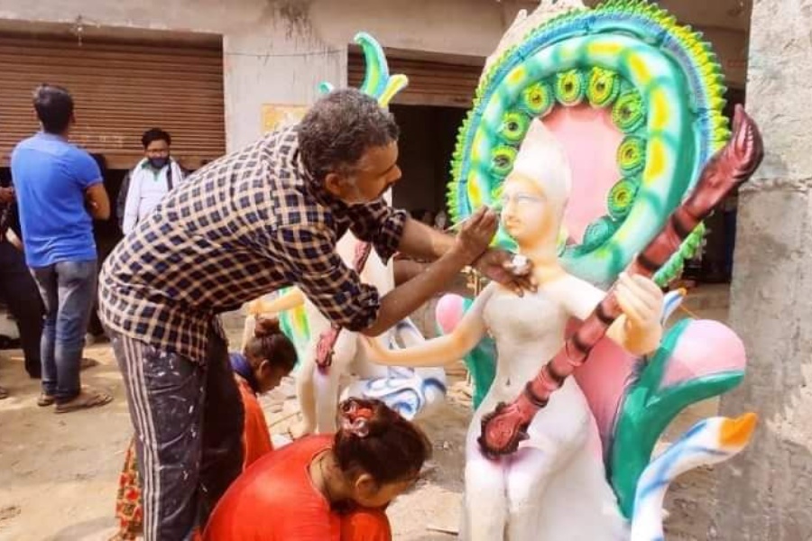 सरस्वतीको मूर्तिमा सीप निखार्दै कुम्हाल