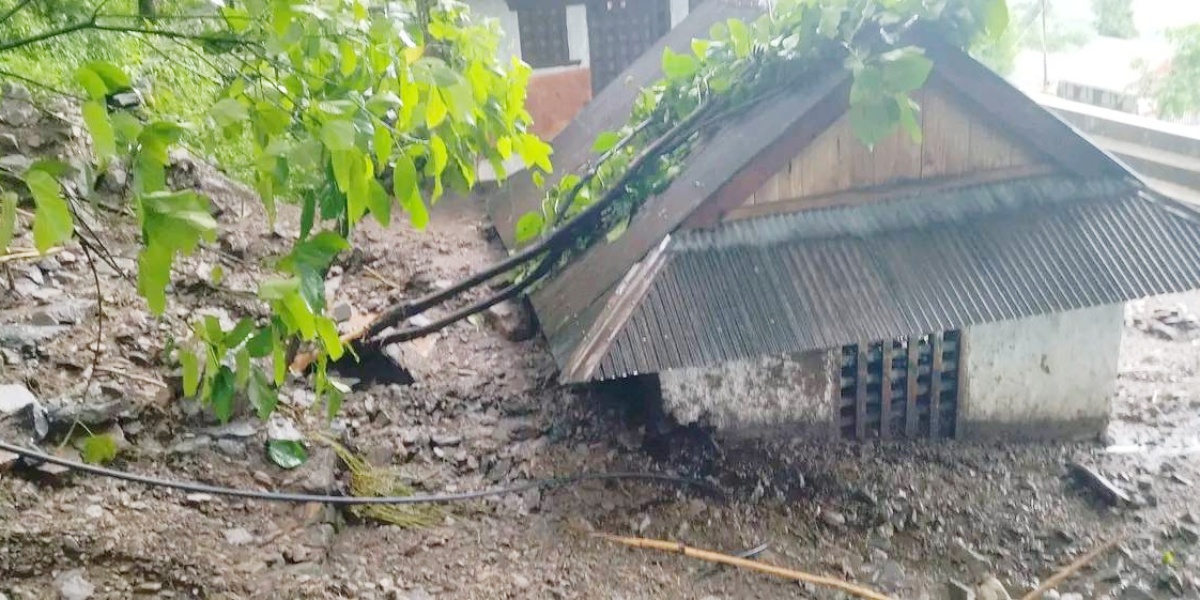 ताप्लेजुङको सिरिजंघा र मिक्वाखोलामा पहिरो, १५ परिवार विस्थापित