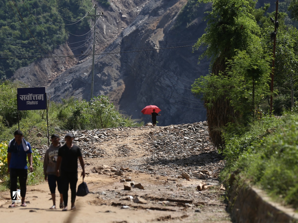 सुक्खा पहिरोले बीपी राजमार्गको वैकल्पिक बाटो पनि अवरुद्ध