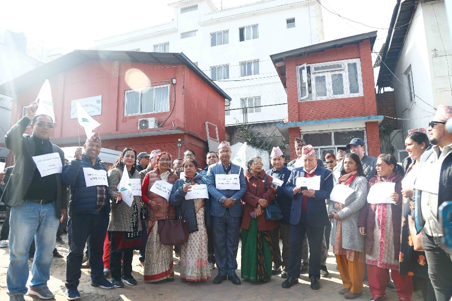 काठमाडौँको पानी अभावको समस्या तत्काल समाधान गर्न माग गर्दै प्रदर्शन 