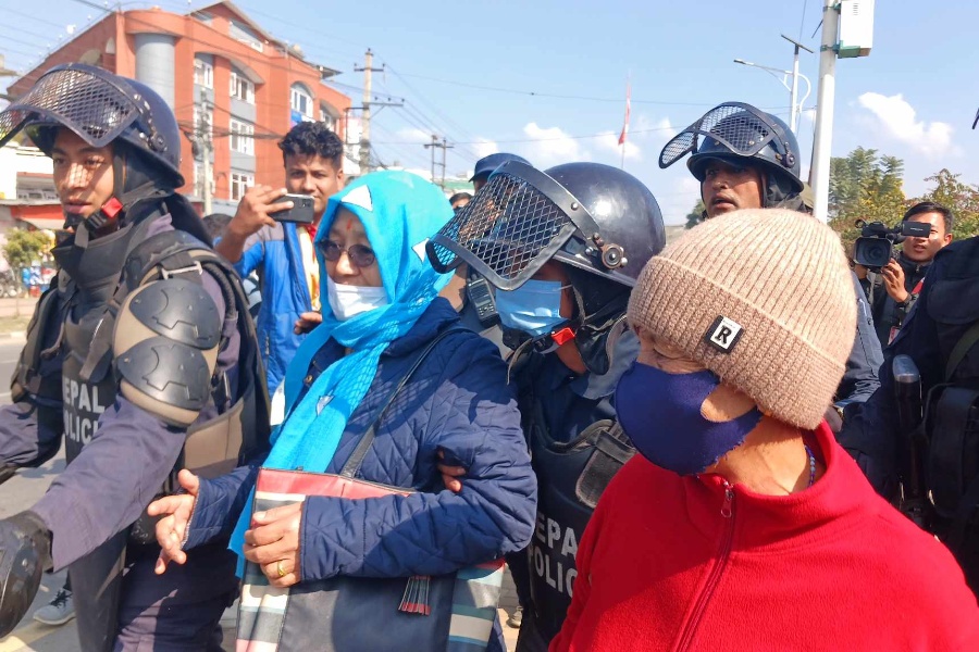 तीनकुनेबाट दुर्गा प्रसाईं समर्थकलाई नियन्त्रणमा लिँदै प्रहरी