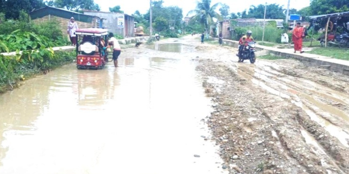 ठेकेदारले काम नगर्दा राजविराज–छिन्नमस्ता सडकको बिजोग