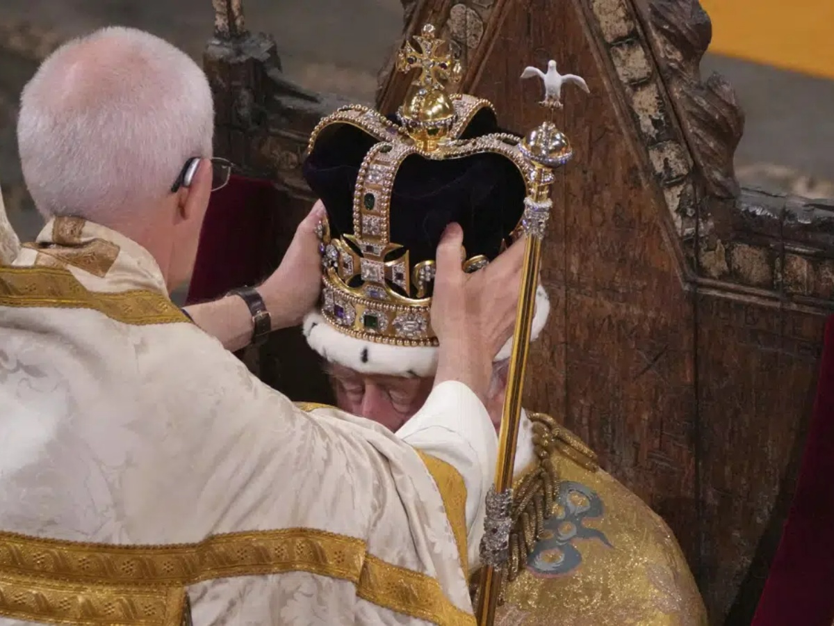 बेलायतका राजा चार्ल्स तृतीयले वेस्टमिन्स्टर आबीमा पहिरिए राजमुकुट