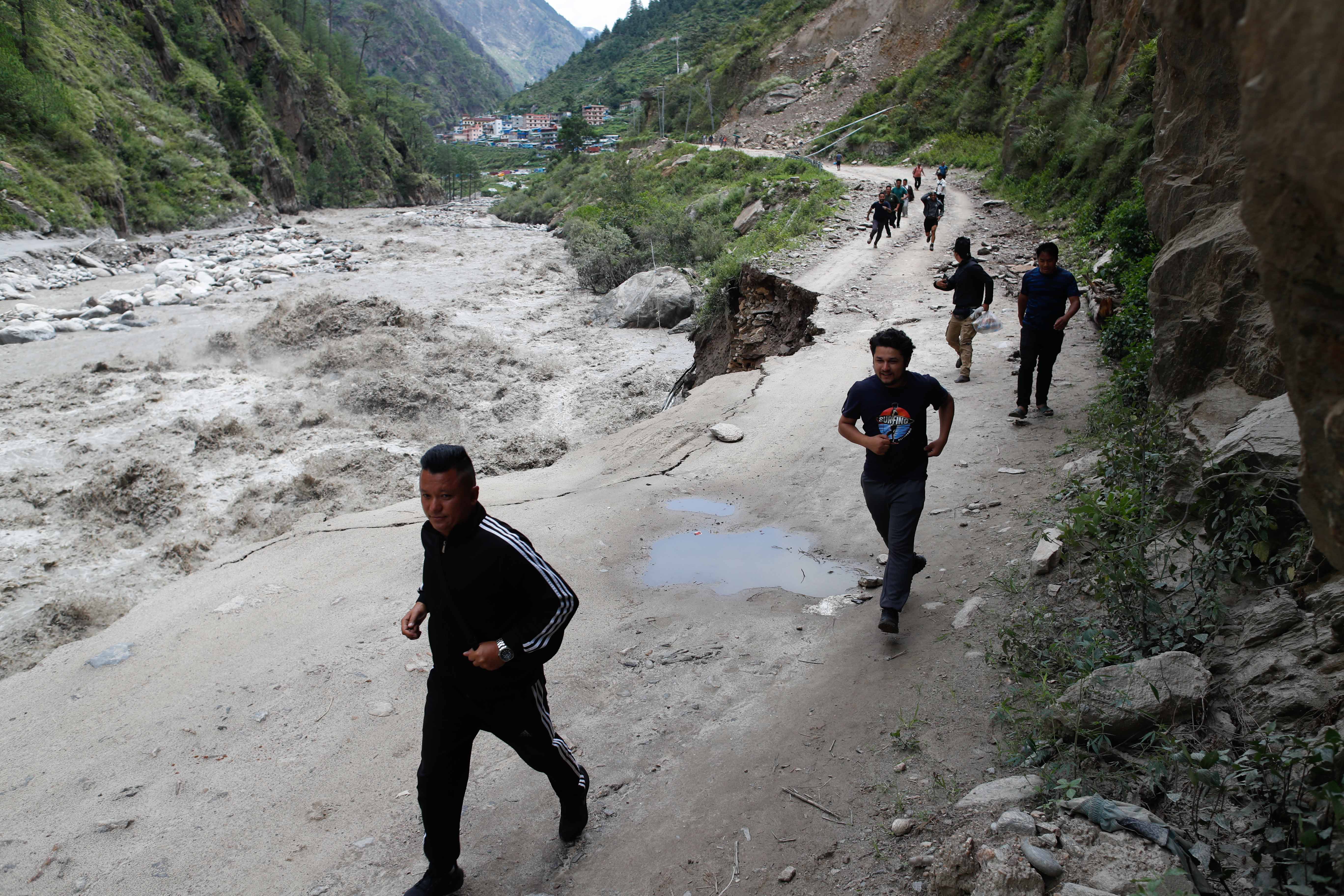 ल्हेन्दे खोलाको बाढीबाट प्रभावितलाई सुरक्षित गन्तव्यतर्फ पठाइयो