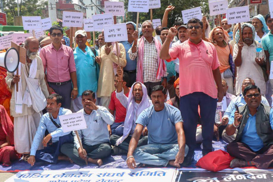 मधेशबाट आएका ‘मिटरब्याजीहरू’को माइतीघरमा धर्ना