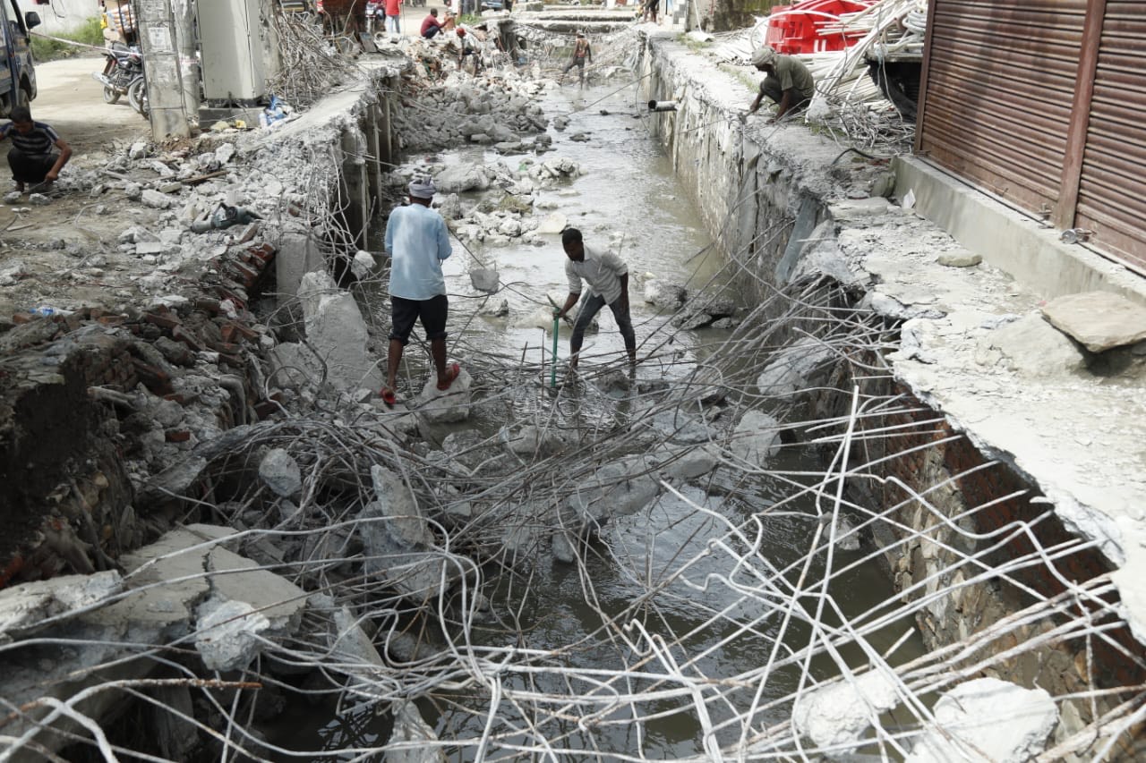 काठमाडौँ महानगरले हटाउन थाल्यो सामाखुसी खोलामाथि निर्माण गरिएको ‘स्ल्याब’