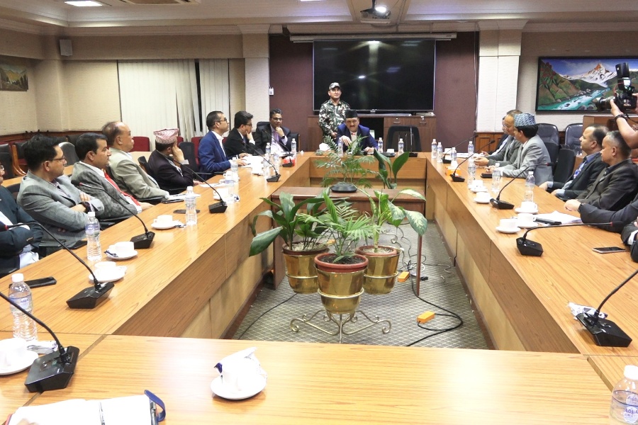 ब्याजदर घटाउनेबारे अर्थमन्त्रीले गरे बैंकर्स संघसँग छलफल